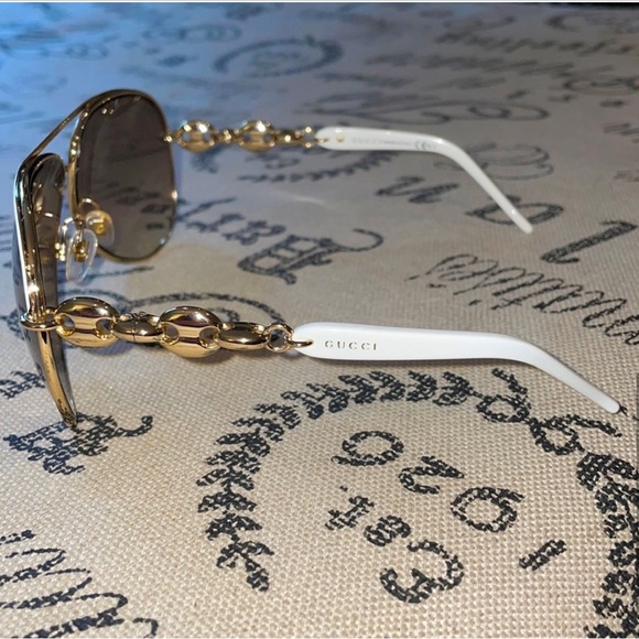 GUCCI GG 4225/S Gold and White Aviator Frame
Sunglasses and case - Picture 3 of 11